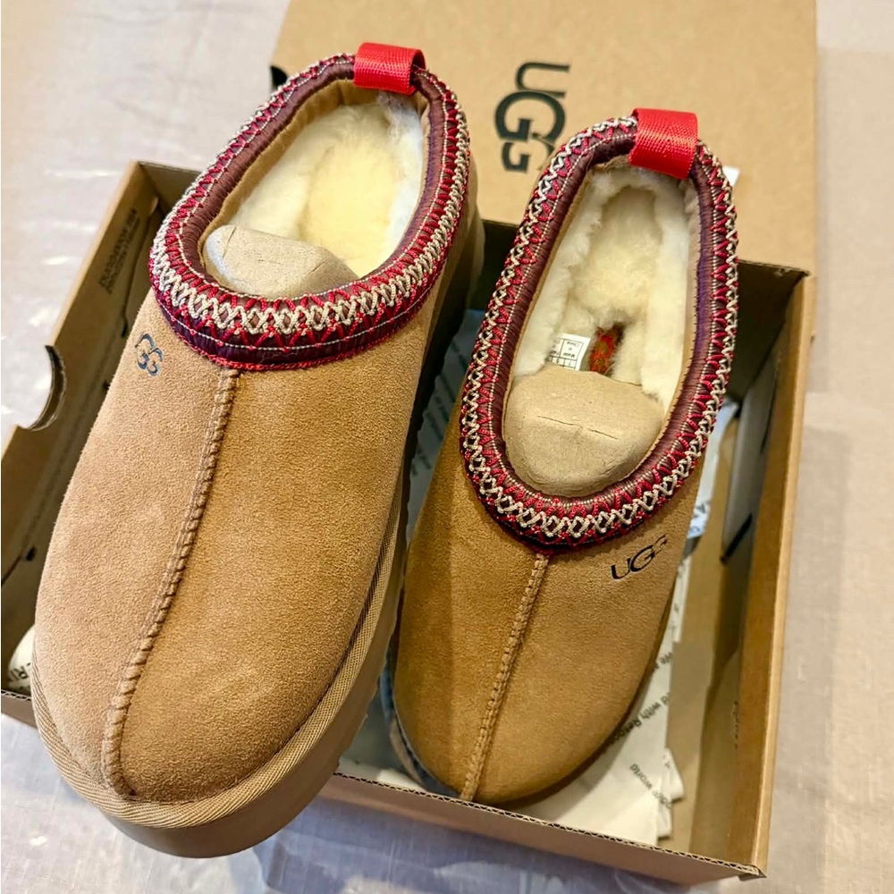 size 7 women’s or 5 men’s Chestnut UGG Tazman  ll platform